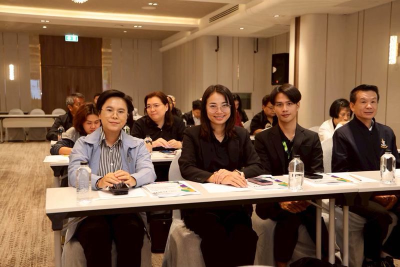 ผู้เข้าร่วมประชุมจากสำนักงานเขตทั้ง 50 เขต